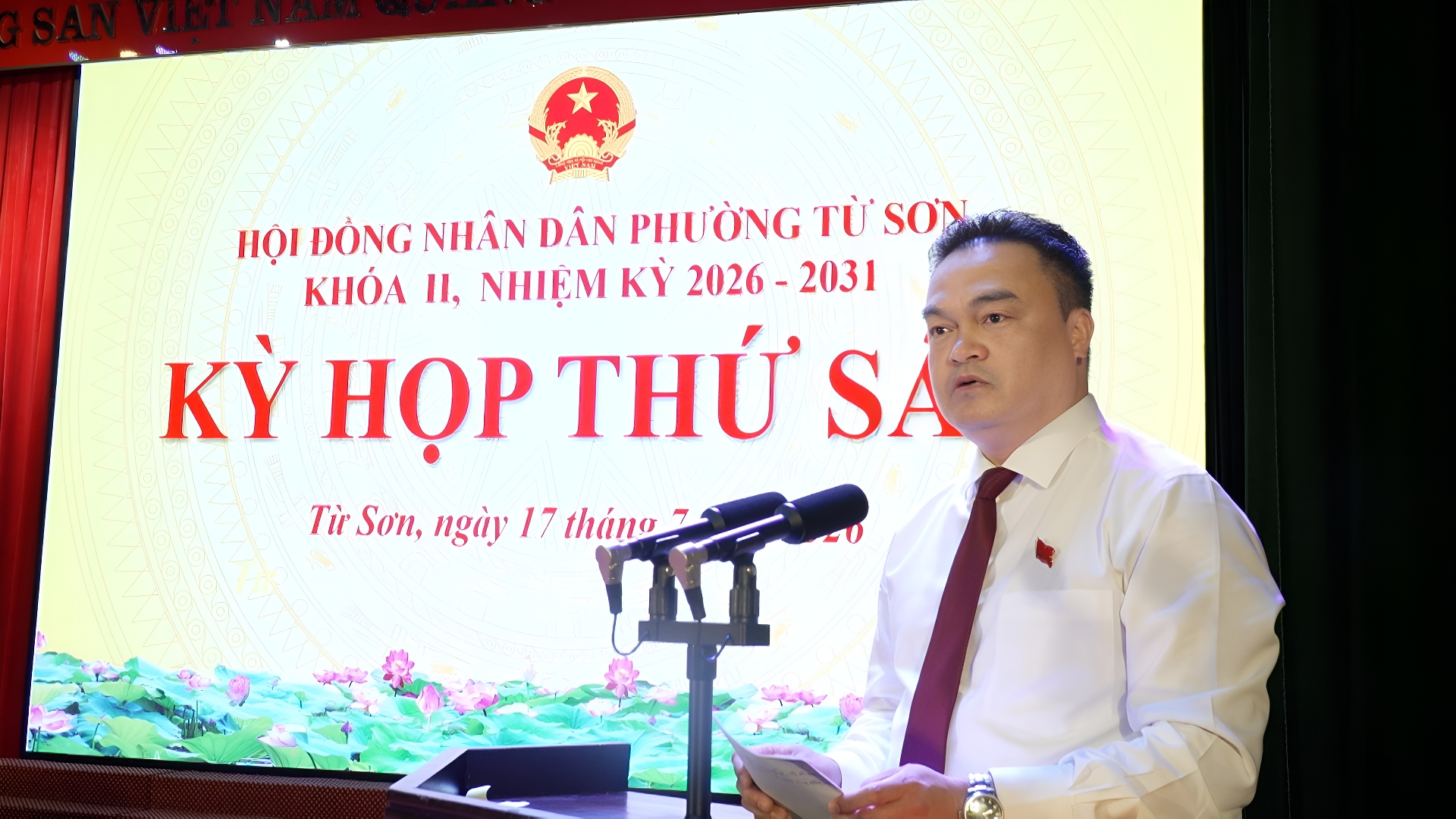 Đồng chí Đàm Thế Sử, Phó Bí thư Đảng ủy, Chủ tịch UBND phường phát biểu tại kỳ họp